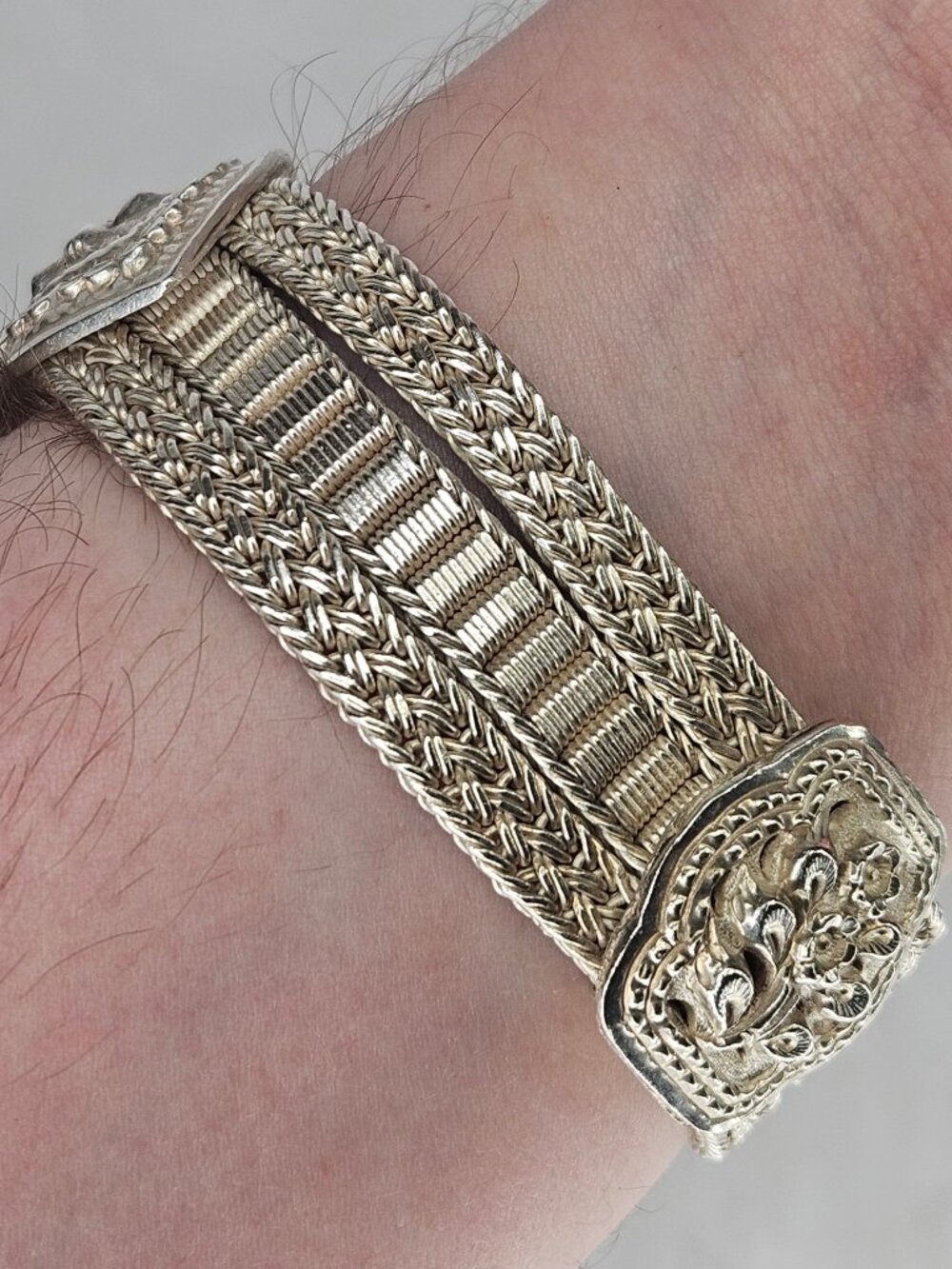 Vintage 900 Silver Flower Heart Shaped Crests Portrait Bracelet Cuff 7 inches - Picture 4 of 13